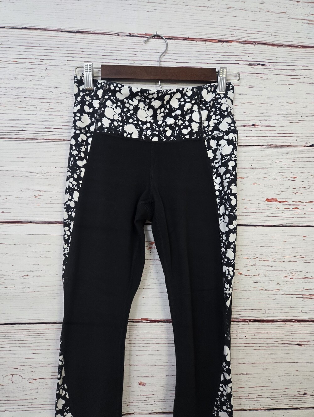 Athleta Capri Leggings Black White Printed Workout Pants Size Small - Picture 2 of 14